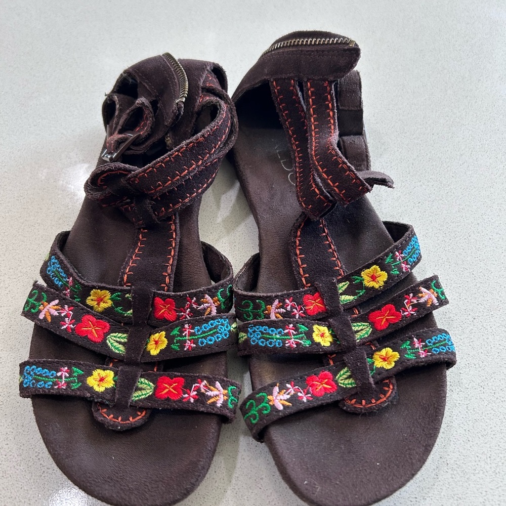 Embroidered Brown Sandals with Colorful Floral Design